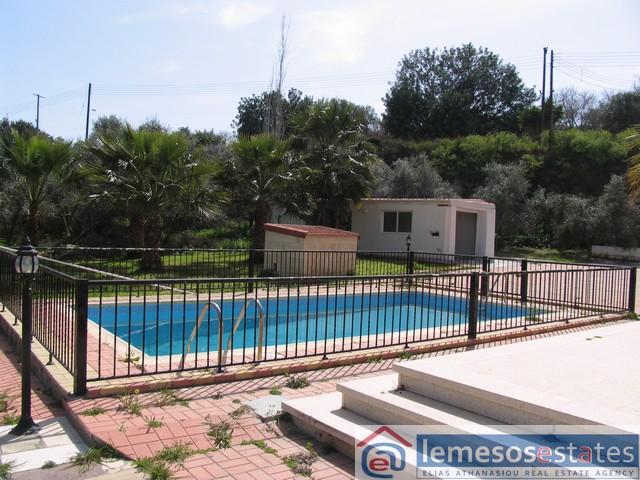 4 Bedroom Detached house with swimming pool for rent in Pyrgos area