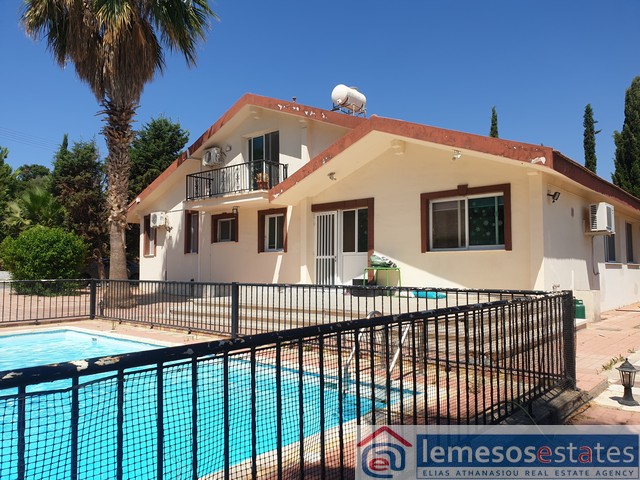 4 Bedroom Detached house on huge land for sale in Pyrgos area
