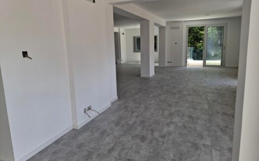 Office 185m2 with raised floors opposie the sea