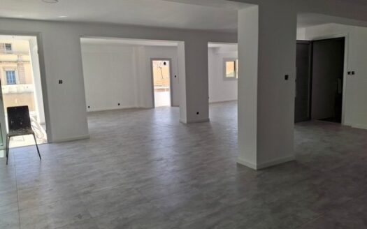 Office 185m2 with raised floors opposie the sea