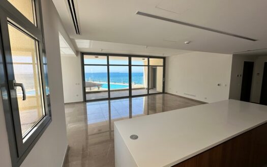 3 Bedroom luxury apartment in a complex by the sea