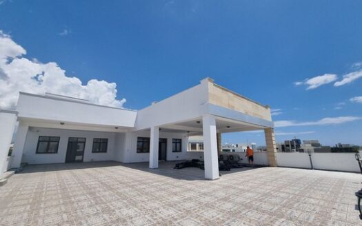 Commercial 252m2 with huge covered veranda