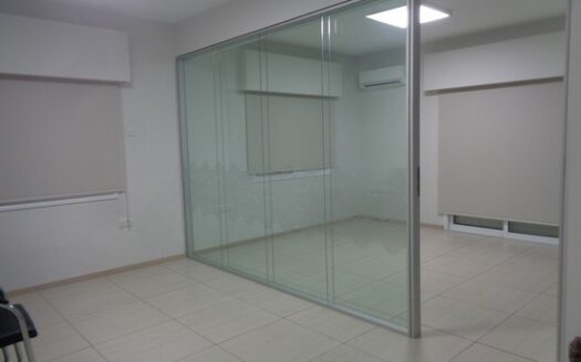 Office 152m2 with raised floors in Mesa Geitonia