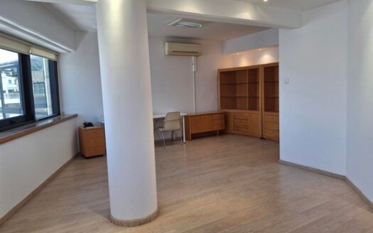 Furnished Office 70m2 on busy commercial road
