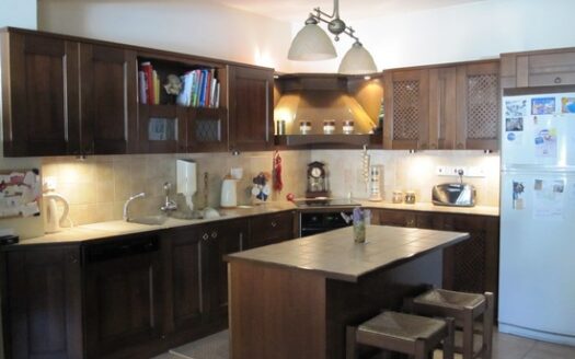 5 Bedroom spacious villa with pool on a big plot