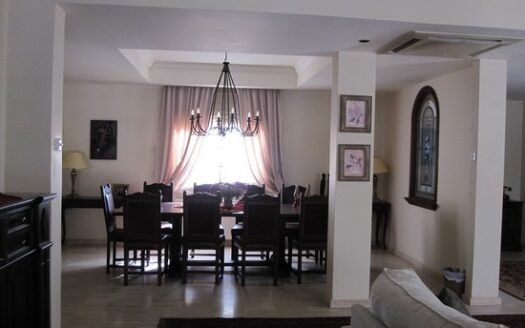 5 Bedroom spacious villa with pool on a big plot