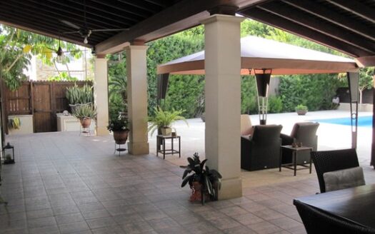 5 Bedroom spacious villa with pool on a big plot