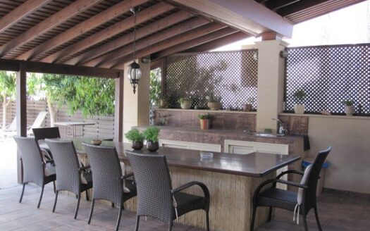5 Bedroom spacious villa with pool on a big plot
