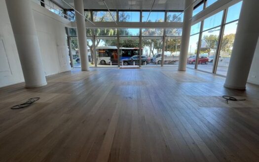 Luxury seafront showroom or office 310m2