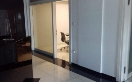 Ground floor office/showroom 300m2 on the seafront with strong room
