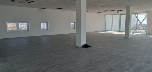 Luxury offices 300m2 with raised floors and plenty of parking spaces
