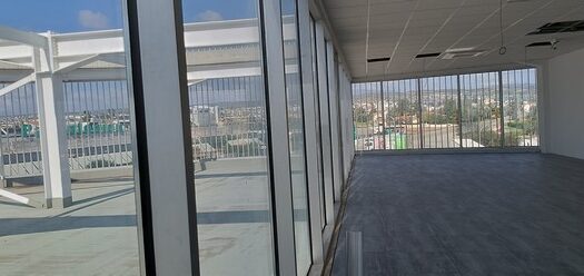 Luxury offices 300m2 with raised floors and plenty of parking spaces