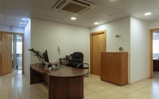 Office in the heart of the city center 300m2 with raised floors
