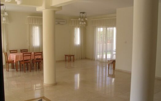 Spacious Four Bedroom House Tourist Area
