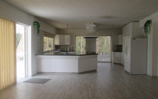 Huge 5 bedroom villa with huge mature gardens and private pool on large parcel on land