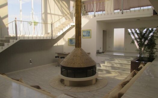 Huge 5 bedroom villa with huge mature gardens and private pool on large parcel on land