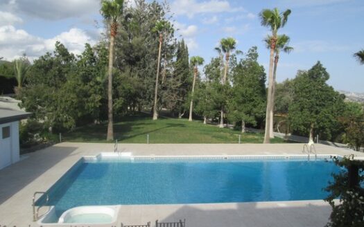 Huge 5 bedroom villa with huge mature gardens and private pool on large parcel on land