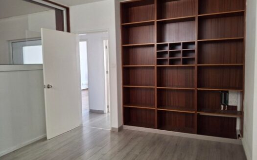 Commercial office on Makarios Avenue 88m2 Agia Zoni
