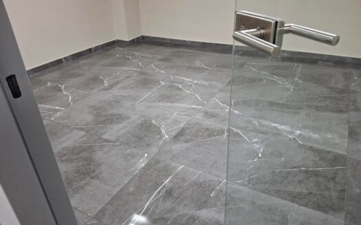 Office ground floor with high ceiling, raised floor 370m2