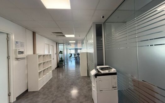 Spacious offices 1400M2 in prime business hub location with very easy access
