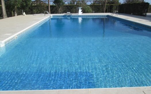 Huge 5 bedroom villa surrounded in mature landscaped gardens with private pool