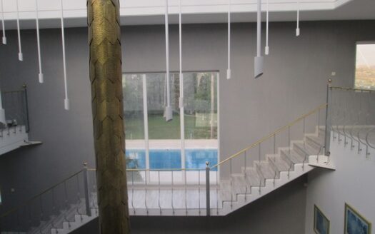 Huge 5 bedroom villa surrounded in mature landscaped gardens with private pool