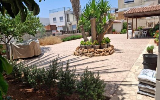 Excellent build detached house with 4 bedrooms on plot of 560m2 with photovoltaics