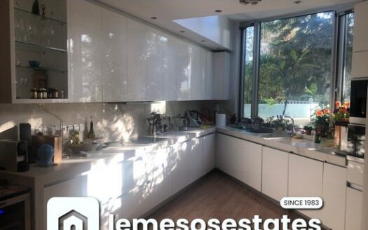 3 BEDROOM DUPLEX APARTMENT WITH COMMUNAL 5 MINUTES WALK TO THE SEA