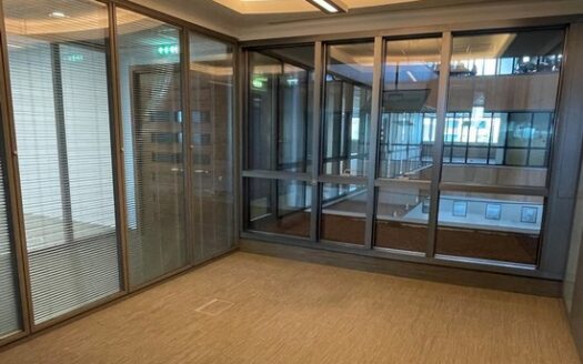 IMPRESSIVE OFFICE 298M2 WITH STAFF FACILITIES