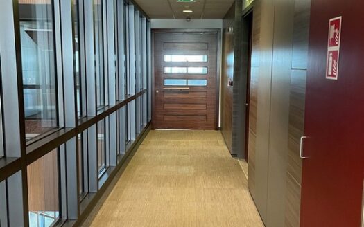 IMPRESSIVE OFFICE 298M2 WITH STAFF FACILITIES