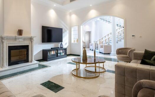 6 Bedroom Villa in prestigious area with large plot