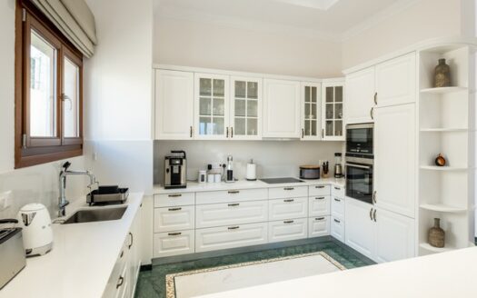 6 Bedroom Villa in prestigious area with large plot
