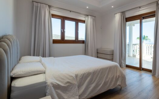 6 Bedroom Villa in prestigious area with large plot