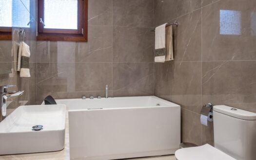 6 Bedroom Villa in prestigious area with large plot