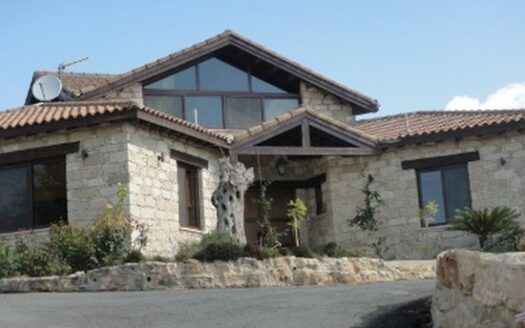 5 bedroom spacious bungalow wih large parcel of land