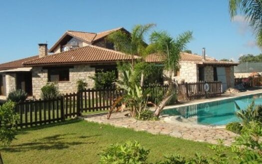 5 bedroom spacious bungalow wih large parcel of land