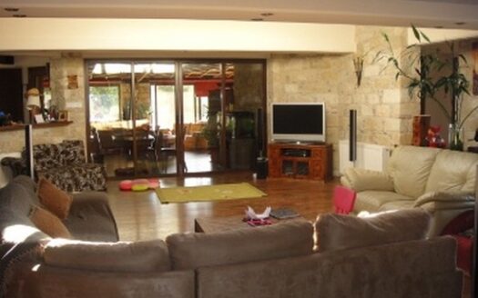 5 bedroom spacious bungalow wih large parcel of land