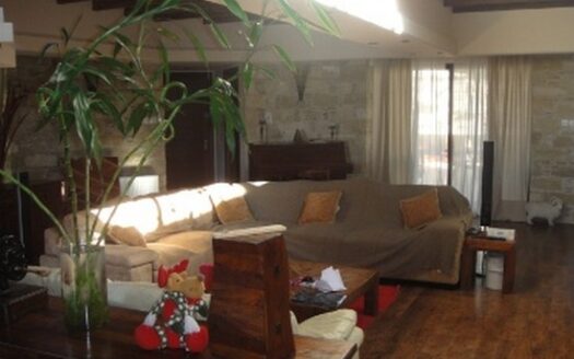 5 bedroom spacious bungalow wih large parcel of land
