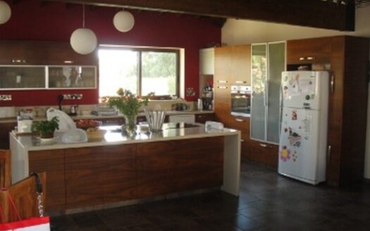 5 bedroom spacious bungalow wih large parcel of land