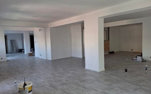 Office 185m2 with raised floors opposie the sea