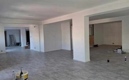 Office 185m2 with raised floors opposie the sea
