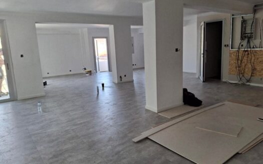 Office 185m2 with raised floors opposie the sea