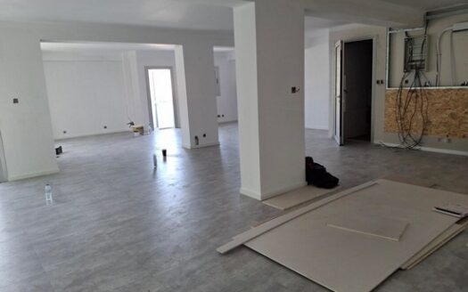 Office 185m2 with raised floors opposie the sea