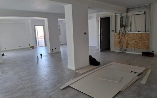 Office 185m2 with raised floors opposie the sea