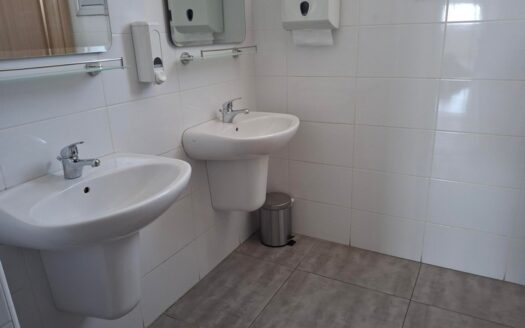 whole floor office 1000m2 with easy access to the highway