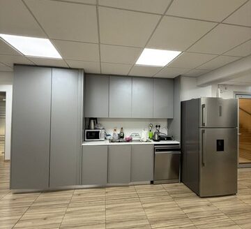 Spacious offices 1400M2 in prime business hub location with very easy access