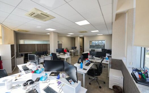 Impressive commercial building office 1001m2 with ample parking
