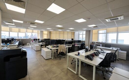 Impressive commercial building office 1001m2 with ample parking