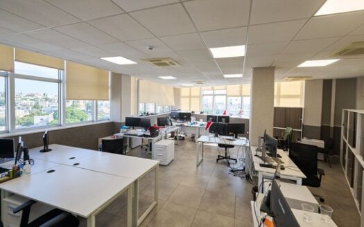 Impressive commercial building office 1001m2 with ample parking