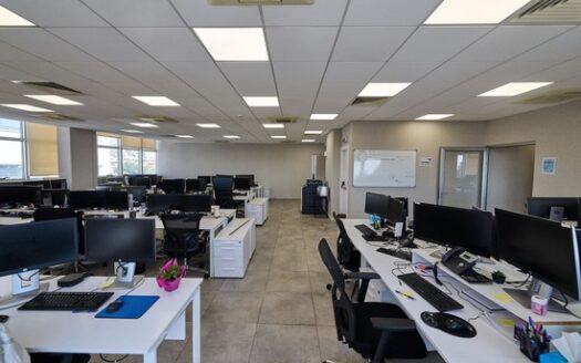 Impressive commercial building office 1001m2 with ample parking